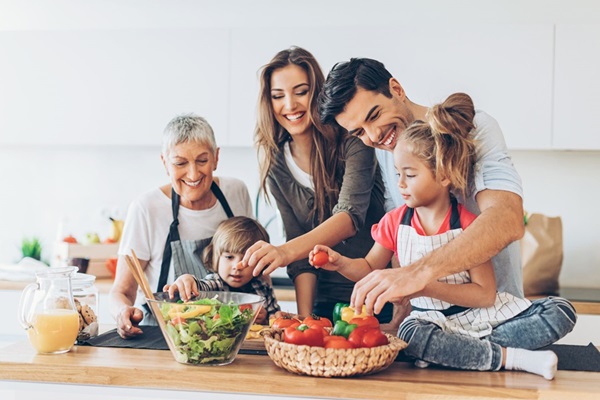 ТОП-10 продуктов, необходимых всей семье: как питаться правильно и экономно