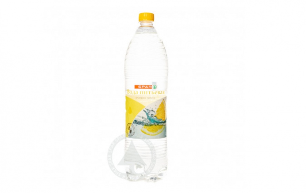 Вода SPAR среднегазированная с лимоном 1.5л