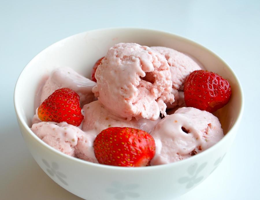 Творожное мороженое с ягодами